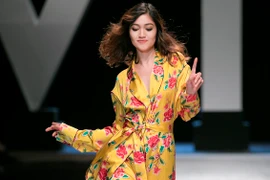 'Nổi loạn' với những sắc Hè rực rỡ của nhà thiết kế Hà Linh Thư 