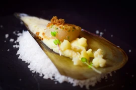 Món sò điệp Hokkaido. (Ảnh: InterContinental Hanoi Westlake)