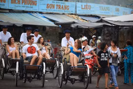 Khách quốc tế thích thú khám phá tour chợ quê của người dân bản địa ở Nha Trang. (Ảnh: Herbert Ypma)