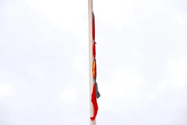 úng 6 giờ sáng ngày hôm nay đã diễn ra nghi thức thượng cờ rủ tại quảng trường Ba Đình. (Ảnh: Lê Minh Sơn/Vietnam+)