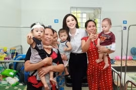 Á hậu Phương Nga thăm hỏi và tặng quà cho các bệnh nhi. (Ảnh: Trường Nguyễn)
