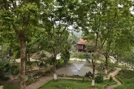 Khu nhà sàn ẩn mình sau những lối mòn dưới vòm cây xum xuê. (Ảnh: Nguyễn Dương)