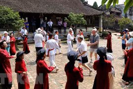 Du khách tham gia trình diễn các điệu Xoan cùng các nghệ nhân, diễn viên phường Xoan An Thái, tại đình Hùng Lô, thành phố Việt Trì. (Ảnh: Trung Kiên/TTXVN)