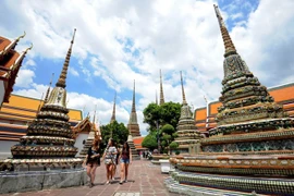 Khách du lịch thăm một ngôi đền ở thủ đô Bangkok. (Ảnh: THX/TTXVN)