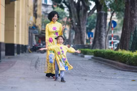 Những thiết kế áo dài đôi dễ thương dành cho mẹ và con gái. (Ảnh: Trần Thương)
