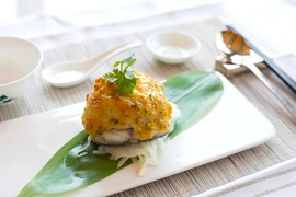 Bếp trưởng Travis Loh có 21 năm kinh nghiệm làm các món ăn Trung Hoa. (Ảnh: Pan Pacific Hà Nội)