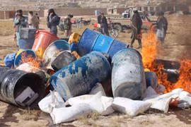 Thiêu hủy ma túy tại tỉnh Daykundi. (Nguồn: Pajhwok)