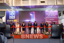 Các đại biểu cắt băng khai mạc triển lãm. (Ảnh: BNEWS)