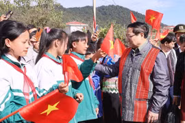 Thủ tướng Phạm Minh Chính với đồng bào các dân tộc tỉnh Lai Châu. (Ảnh: Dương Giang/TTXVN)