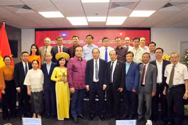 Các đại biểu tham dự buổi họp mặt chụp ảnh lưu niệm. (Ảnh: Xuân Khu/TTXVN)