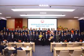 Thường trực Ban Bí thư, Trưởng Ban Tổ chức Trung ương Trương Thị Mai tặng hoa chúc mừng Ban Chấp hành Hội Hữu nghị Việt Nam-Trung Quốc lần thứ VII, nhiệm kỳ 2023-2028. (Ảnh: Văn Điệp/TTXVN)