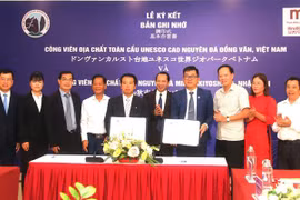 Phó Chủ tịch Ủy ban Nhân dân tỉnh Hà Giang Trần Đức Quý cùng các đại biểu chứng kiến lễ ký kết biên bản hợp tác giữa hai Công viên Địa chất. (Ảnh: Minh Tâm/TTXVN)