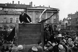 V.I. Lenin đọc diễn văn tại Quảng trường Đỏ ở Moskva trong Lễ kỷ niệm một năm ngày Cách mạng Tháng Mười Nga vĩ đại, 7/11/1918. (Ảnh: Tư liệu/TTXVN phát)