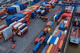 Các container hàng hóa tại cảng Duisburg, Đức. (Ảnh: AFP/TTXVN)