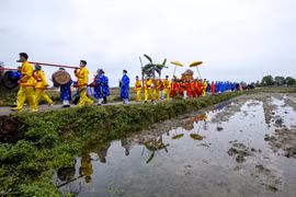 Đoàn rước thần trong Lễ hội Đình Vạn Ninh (Nguồn: Báo Quảng Ninh)