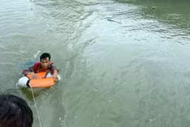 Anh Nguyễn Minh Thư được cán bộ, chiến sỹ Biên phòng Thành phố cứu hộ thành công. (Ảnh: TTXVN phát)
