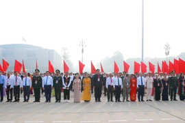 Các điển hình tiêu biểu dự lễ báo công dâng Bác. (Ảnh: Phương Hoa/TTXVN)