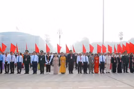 Các điển hình tiêu biểu dự lễ báo công dâng Bác. (Ảnh: Phương Hoa/TTXVN)
