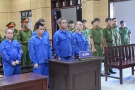 Năm bị cáo nhận án tử hình và 1 bị cáo nhận án tù chung thân về tội “Vận chuyển trái phép chất ma túy.” (Ảnh: Giang Phương/TTXVN)