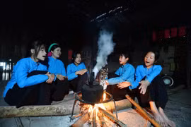 Học sinh Trường Trung học Cơ sở Đại Dực 1 (huyện miền núi Tiên Yên, Quảng Ninh) trong buổi tập luyện bảo tồn tiếng hát Soóng Cọ. (Ảnh: Minh Đức/TTXVN)