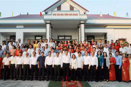 Phó Chủ tịch thường trực Quốc hội Trần Thanh Mẫn chụp ảnh chung với người dân thôn Vân Chung, xã Lam Cốt, huyện Tân Yên, tỉnh Bắc Giang. (Ảnh: Danh Lam/TTXVN)