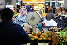 Người dân mua thực phẩm tại một khu chợ ở Rome, Italy. (Ảnh: AFP/TTXVN)