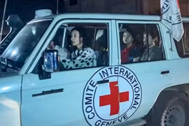 Xe của Ủy ban Chữ thập Đỏ Quốc tế (ICRC) tiếp nhận các con tin được Phong trào Hồi giáo Hamas trả tự do sau thỏa thuận ngừng bắn tại Gaza. (Ảnh: AFP/TTXVN) 