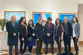 Thành viên Câu lạc bộ Yêu Hà Nội tại Pháp trong buổi lễ ra mắt. (Ảnh: Ngọc Hiệp/TTXVN)