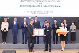 Thủ tướng Phạm Minh Chính và Thủ tướng Hà Lan Mark Rutte chứng kiến lễ trao văn kiện hợp tác giữa doanh nghiệp Việt Nam và Công ty BESI. (Ảnh: Dương Giang/TTXVN)