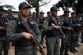 Cảnh sát Venezuela tại cuộc họp báo sau khi lực lượng an ninh kiểm soát nhà tù Tocuyito ở Tocuyito, bang Carabobo, ngày 26/10. (Ảnh: AFP/TTXVN)