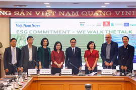 Phó Tổng giám đốc TTXVN Đoàn Thị Tuyết Nhung cùng các đại biểu, diễn giả tham dự Tọa đàm. (Ảnh: Tuấn Đức/TTXVN)