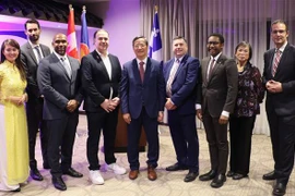 Đại sứ Việt Nam tại Canada Phạm Vinh Quang (giữa) chụp ảnh lưu niệm cùng đại diện Chính quyền Canada, tỉnh bang Quebec, thành phố Montreal và CABC. (Ảnh: Trung Dũng/TTXVN)