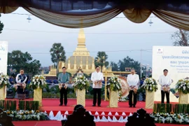 Thủ tướng Sonexay Siphandon và các quan khách Lào cắt băng khai mạc Năm Du lịch Lào 2024. (Ảnh: Phạm Kiên/TTXVN) 