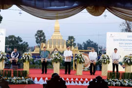 Thủ tướng Sonexay Siphandon và các quan khách Lào cắt băng khai mạc Năm Du lịch Lào 2024. (Ảnh: Phạm Kiên/TTXVN) 