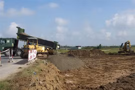 Các phương tiện triển khai thi công công trình. (Ảnh: Thái Hùng/TTXVN)