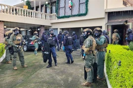 Cảnh sát trong chiến dịch truy quét các thành viên băng đảng bị nghi ngờ sản xuất và buôn bán fentanyl tại San Jose, Costa Rica. (Ảnh: AFP/TTXVN)