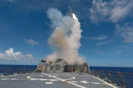 Tên lửa hành trình Tomahawk được phóng từ tàu khu trục USS Stethem. (Ảnh: AFP/TTXVN) 