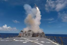 Tên lửa hành trình Tomahawk được phóng từ tàu khu trục USS Stethem. (Ảnh: AFP/TTXVN) 