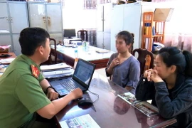 Hai cô gái trẻ được công an tỉnh Bạc Liêu giải cứu khỏi bọn buôn người tháng 5/2023. (Ảnh: Trọng Nguyễn/TTXVN)