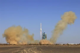 Tên lửa đẩy Trường Chinh-2F mang theo tàu vũ trụ Thần Châu-17 rời bệ phóng tại Trung tâm Phóng vệ tinh Tửu Tuyền ở Tây Bắc Trung Quốc. (Ảnh: THX/TTXVN)