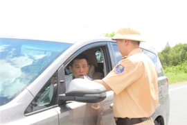 Lực lượng chức năng kiểm tra nồng độ cồn đối với người điều khiển ôtô. (Ảnh: Nguyễn Hằng/TTXVN)