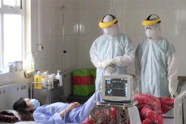 Các bác sỹ theo dõi diễn biến sức khỏe bệnh nhân nhiễm COVID-19 tại Bệnh viện bệnh lý hô hấp cấp tính số 2 (thành phố Hạ Long). (Ảnh: TTXVN phát)