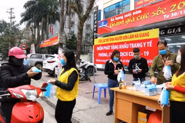 Điểm phát khẩu trang miễn phí cho người dân tại thành phố Hà Giang của Câu lạc bộ tình người Sơn Lâm Hà Giang. (Ảnh: Minh Tâm/TTXVN)