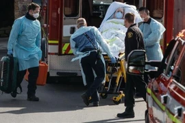 Nhân viên y tế chuyển bệnh nhân nhiễm COVID-19 lên xe cứu thương tại Kirkland, bang Washington, Mỹ ngày 29/2/2020. (Ảnh: The New York Times/TTXVN)