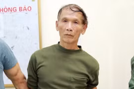 Đối tượng Nguyễn Trọng Hà vận chuyển trái phép 5 bánh heroin tại cơ quan công an. (Ảnh: TTXVN phát)