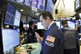 Giao dịch viên làm việc tại Sở giao dịch chứng khoán New York, Mỹ. (Ảnh: THX/TTXVN)
