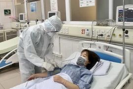 Các bác sỹ Bệnh viện Bệnh nhiệt đới Trung ương cơ sở 2 ngày đêm không ngại khó khăn, nguy hiểm, dốc sức điều trị bệnh nhân nhiễm COVID-19. (Ảnh: TTXVN phát)
