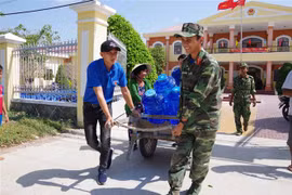 Các đơn vị vận chuyển nước sạch đến tận nhà tặng cho người già neo đơn. (Ảnh: Chanh Đa/TTXVN)