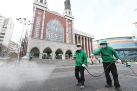 Phun thuốc khử trùng quanh một nhà thờ ở Seoul, Hàn Quốc, nhằm ngăn chặn sự lây lan của virus SARS-CoV-2. (Ảnh: Yonhap/TTXVN)