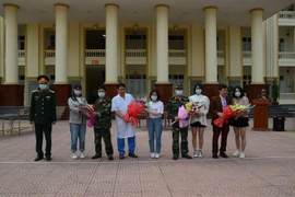 Tặng hoa các công dân tại lễ bàn giao. (Ảnh: TTXVN phát)